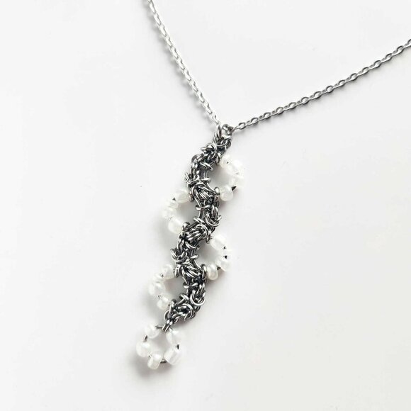 Unique white pearl and silver snake necklace with a small silver chain - Picture 5 of 8
